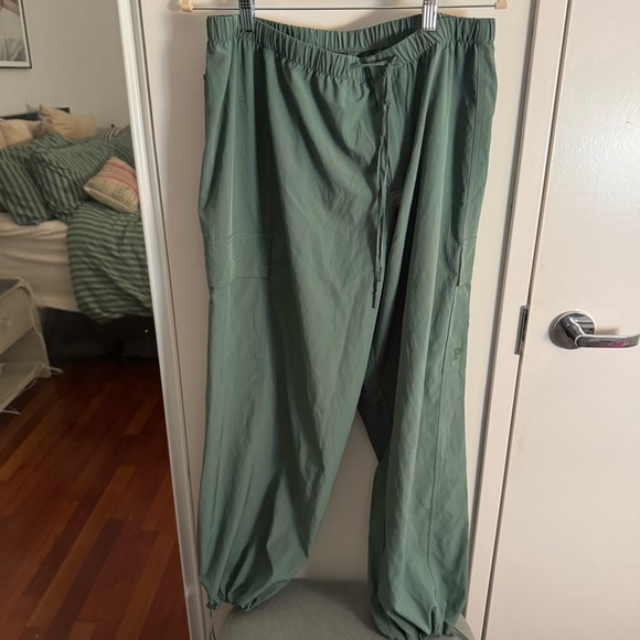 Victorias Secret PINK Tech Stretch Green Cargo Pants - Picture 2 of 9